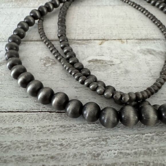 Elegant Silver Beaded Jewelry Set - Picture 7 of 7